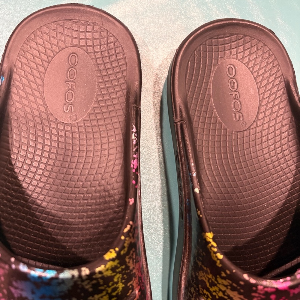 Like New Oofos OOaah Limited 80s Arcade Black Recovery Slide Sandals - Picture 3 of 6